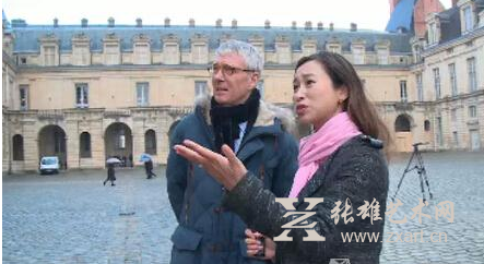 记者在枫丹白露宫现场采访