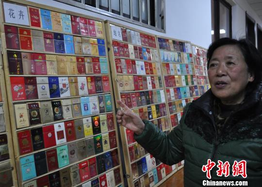 沈汝娣将所收集的烟标进行分类，如人物、花卉、地名等。