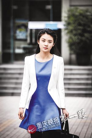 ▲一位考生考试结束后走出考场