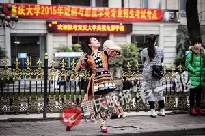 贵州考生邹璇走出考场，兴奋得在众人面前即兴跳舞。