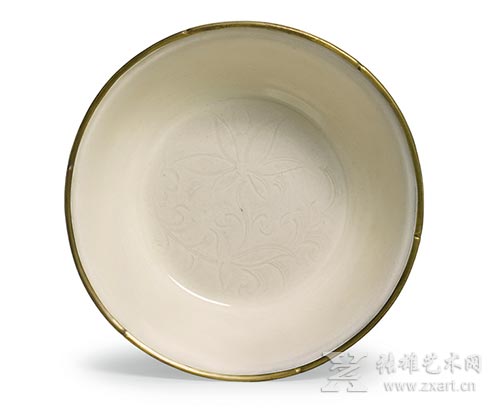 北宋 / 金 定窑白釉划萱草纹大盌  估价300,000 – 400,000 美元