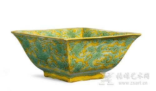 明嘉靖 黄地绿彩凤凰仙鹤纹方盌 《大明嘉靖年製》款  估价 250,000 – 300,000美元
