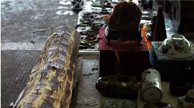   古玩市场上的假黄花梨木材以零售方式针对中低端客户，而通过会所等高端场所，设套卖给“三高”人群