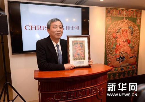 3月12日，上海收藏家刘益谦在香港佳士得拍卖行展示唐卡拍品证书。新华网图片 秦晴 摄