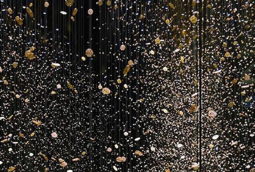 波光粼粼黄金雨：建筑师创造梦幻的光影空间
