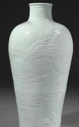 Lot 3125 清十八世纪 粉青釉堆花苍龙教子大瓶 高70.5cm