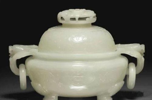 Lot 3022 清乾隆/嘉庆 白玉雕夔凤纹龙卸活环耳三足盖炉 宽19.5cm