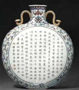 Lot 3160 清乾隆 斗彩加粉彩秋香图诗文抱月瓶 高31.7cm