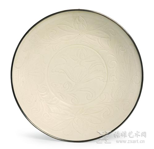 北宋 定窑白釉刻莲花纹盘 