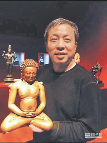 刘益谦与标得的“西藏铜瑜伽士坐像”合影。