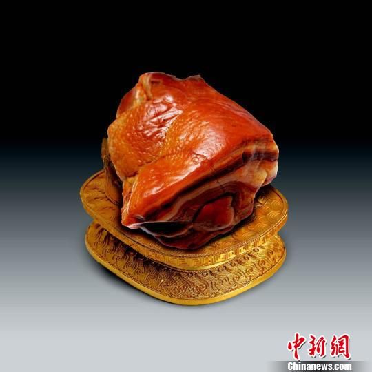   图为被藏石界誉为中华第一肉石的“东坡肘子”。