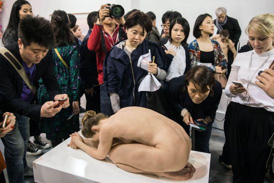 香港巴塞尔上裸女雕塑极为逼真 引百名港民拍照留念