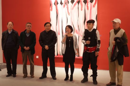  希帕画廊开业首展 开幕式嘉宾 左二起收藏家靳宏伟先生、主持人画廊总监李燕玲女士、孔宁、王夏虹女士、艺术家裴庄欣   