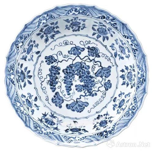  明永乐 约1420年 青花葡萄花卉纹菱口盘