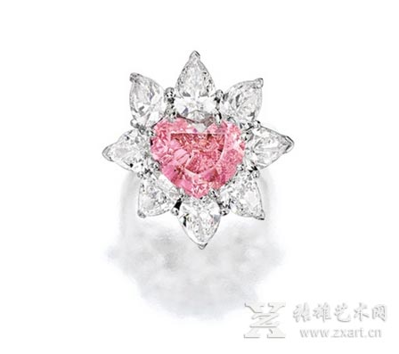 心形鲜彩粉红色钻石配钻石戒指
