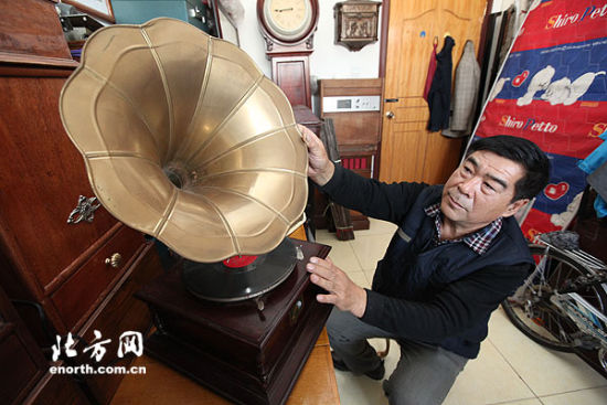    陈克勤已经收藏了八十余台老唱机    