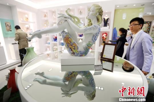 台湾唯美瓷瓶在南京展出。　