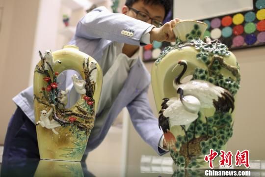 台湾唯美瓷瓶在南京展出。　