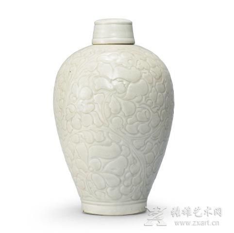  南宋 青白釉刻缠枝牡丹纹梅瓶连盖  估价：1,500,000－2,000,000 港币 