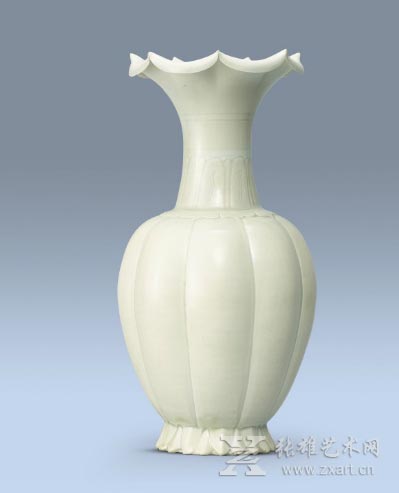 宋代 浅裂青白花瓶 估价1,200,000 – 1,800,000港币