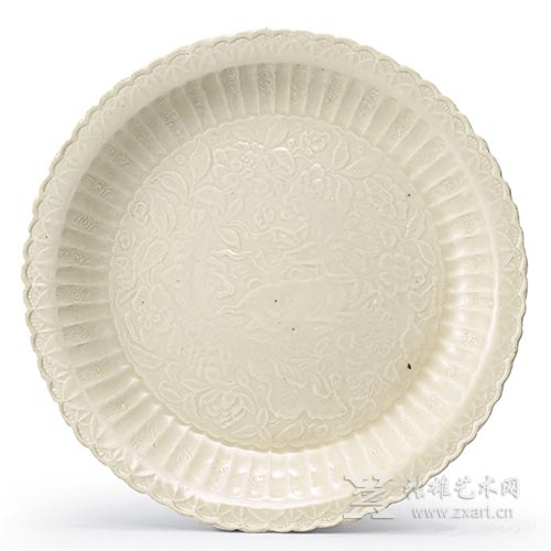 金 定窑白釉印花伏鹿灵芝花卉纹花口盘  估价：1,200,000－1,800,000 港币