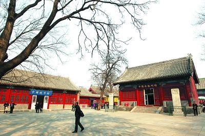 清除地摊前的报国寺。姜真摄