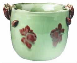      青釉地釉里红莲花纹盆  清代 英国国立维多利亚与艾伯特博物馆藏