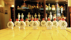 象棋棋子状酒瓶。