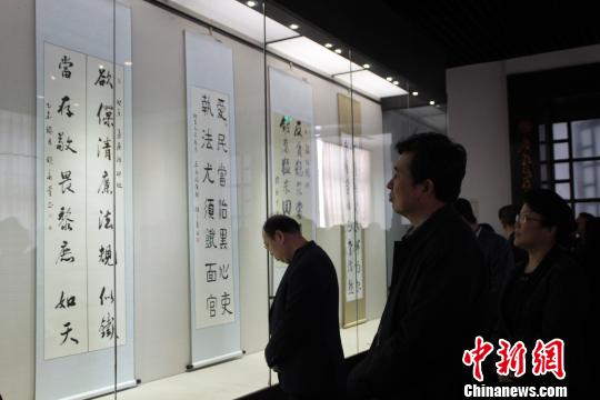 图为该市党员干部参观廉政楹联书画展出。