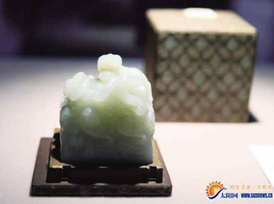 香港苏富比春拍预展上拍摄的清雍正帝御宝白玉方玺。新华社 发