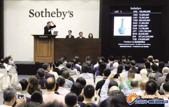 在香港苏富比2015年春拍中国艺术品专场拍卖会现场，南宋官窑青釉八方瓶以1亿1390万港元成交。