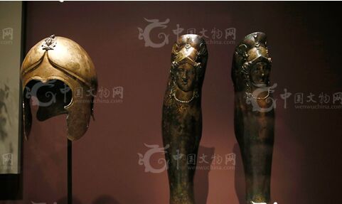 巴黎卢浮宫博物馆“保加利亚色雷斯国王考古发现”专展上展览的头盔和护胫