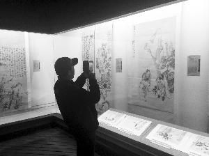   市民在观看展览