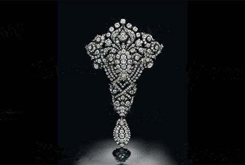 玛利亚克里斯蒂娜皇家德旺德胸前花饰(MariaChristinaRoyalDevant-de-Corsage)图片来源：佳士得。