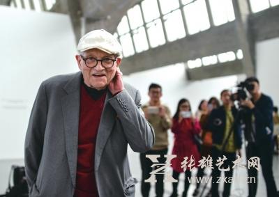 大卫·霍克尼在展览现场，被“粉丝”热烈追捧。