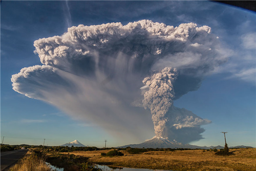 火山爆发时的震撼瞬间 