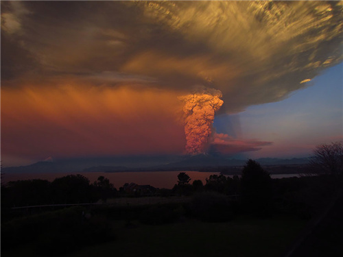 火山爆发时的震撼瞬间 