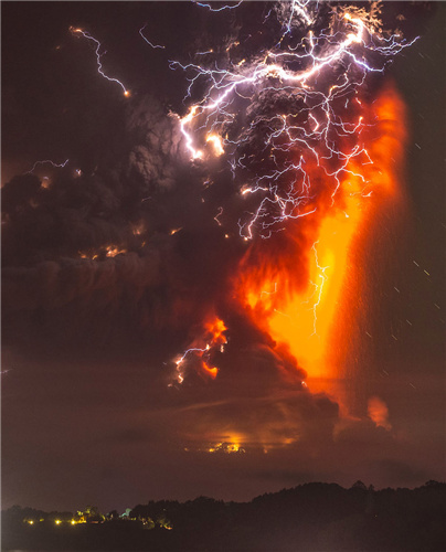 火山爆发时的震撼瞬间 