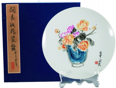  上海泓盛春拍拍品：关良瓶花瓷盘 刘旦宅题盒签