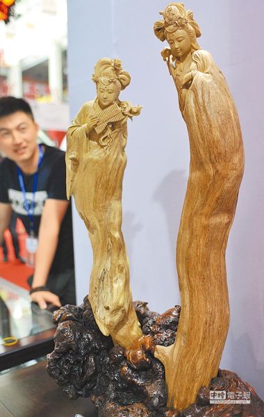 艺博会上展出的沉香木雕刻工艺精品《盛世欢歌》。(新华社)