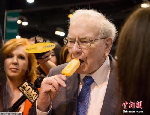 资料图:巴菲特在股东大会上吃冰激凌。