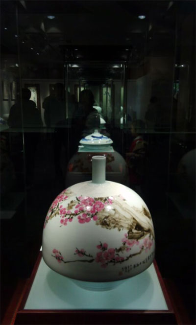 展览现场展示的曾氏陶瓷艺术作品。