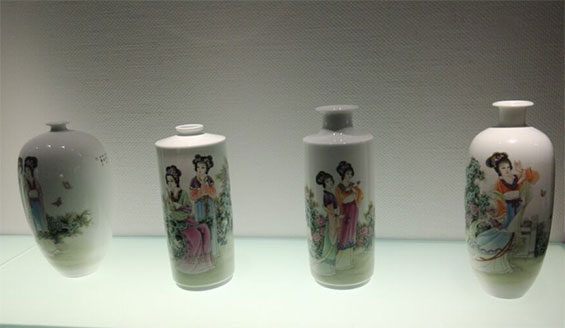 展览现场展示的曾氏陶瓷艺术作品。