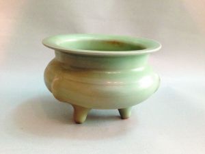    南宋龙泉窑鬲式炉   