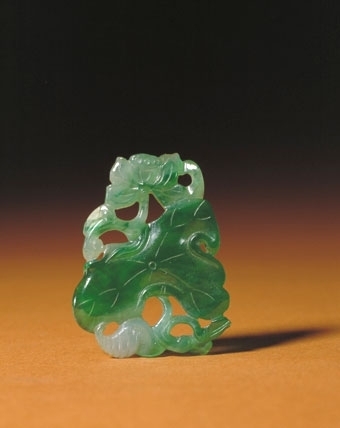 翠镂雕荷花坠