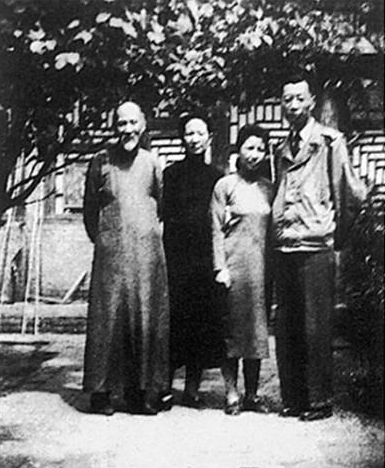 傅雷,朱梅馥夫妇(右)与黄宾虹,宋若婴1940年代在杭州栖霞岭宾翁处合影