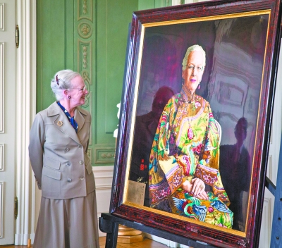   5月8日，丹麦女王玛格丽特二世饶有兴致地欣赏中国艺术家特地为她创作的漆画肖像。（恭王府供图）