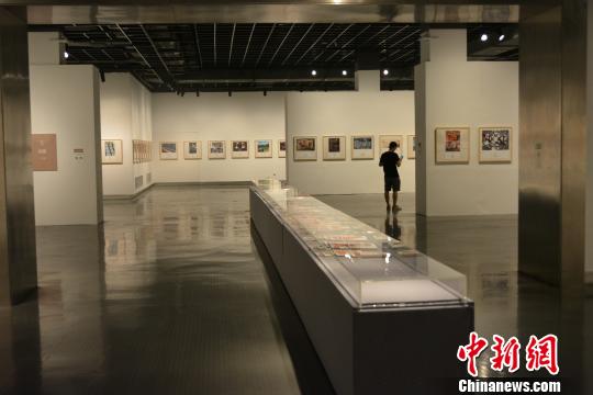 图为参展者欣赏。　浙江美术馆　摄