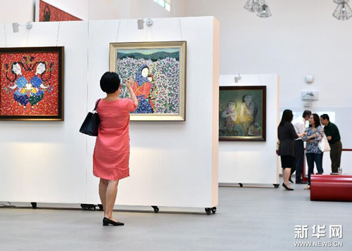 5月23日，参观者在观看展览