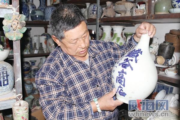   李永健对他的藏品爱不释手。